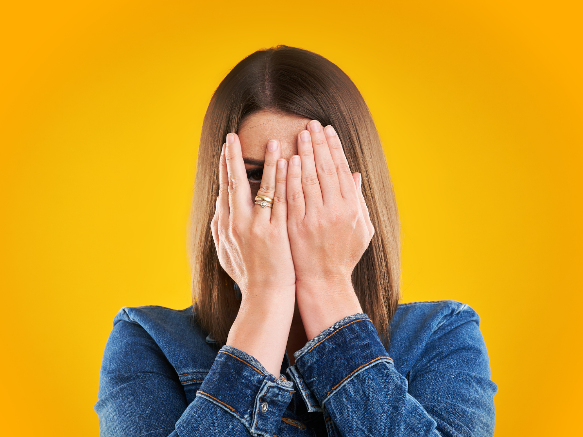 волнение бывает. недовольная девушка. стресс волнение. эмоция неуверенность. волнение бывает.